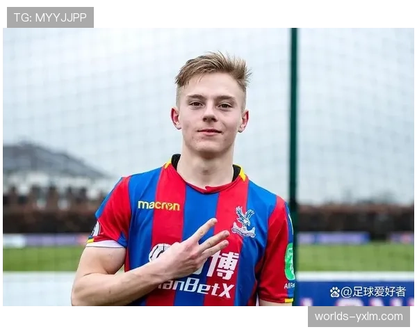 更衣室特写：水晶宫主帅在战术板上反复圈出“转换时机”，对球员进行最后叮嘱