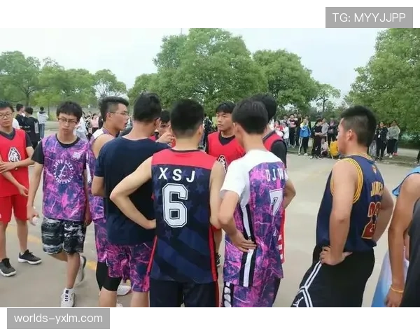 高温导致饮水暂停次数增加，教练组利用短暂间歇面授机宜调整防守阵型
